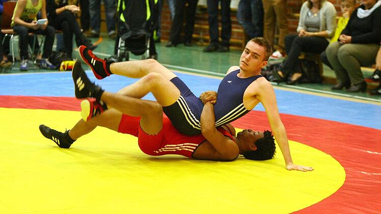 Musazgi Hagos (unten) besiegte Antony Fry vom TSV Feucht.  Foto: Monika Limmer