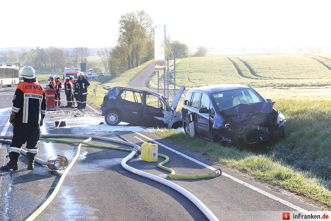 Schwerer Zusammenstoß auf B4 bei Kaltenbrunn - Pkw brennt aus