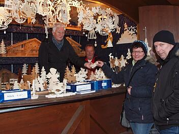 Schöne Fensterbilder aus Sperrholz und Holzfiguren mit weihnachtlichen Motiven konnte man am Stand von Dietmar Bauernschmitt erwerben.Alfred Thieret