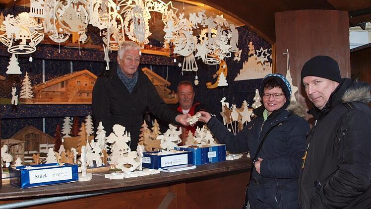Schöne Fensterbilder aus Sperrholz und Holzfiguren mit weihnachtlichen Motiven konnte man am Stand von Dietmar Bauernschmitt erwerben.Alfred Thieret