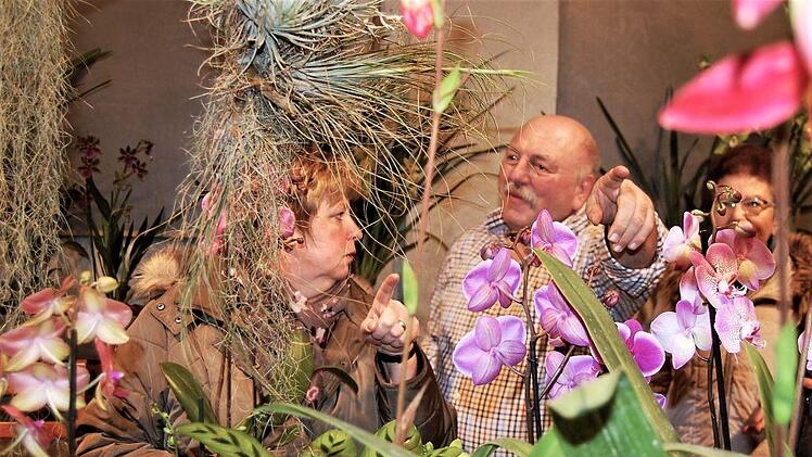 Schlossermeister Kurt Beck (59) im Gespräch mit Ausstellungsbesuchern in Nüdlingen.Sigismund von Dobschütz