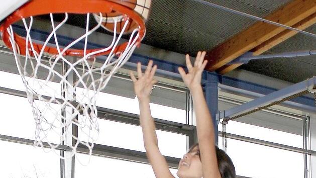 Eiskalt versenkt! Die zehnj&auml;hrige Lia bekam beim Dunking tatkr&auml;ftige Unterst&uuml;tzung von Brose-Bamberg-Profi Augustine Rubit.  Foto: rn