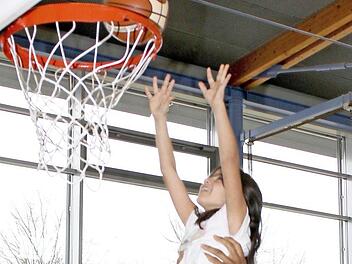 Eiskalt versenkt! Die zehnjährige Lia bekam beim Dunking tatkräftige Unterstützung von Brose-Bamberg-Profi Augustine Rubit.  Foto: rn