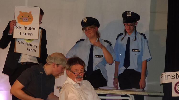 Vorne Franz Macht als Schorsch Lang und dahinter Marcel Zweck  (mit Gewehr) als Jürgen Kränzlein in der Radarfalle im Finsterweg beim  Sketch mit und von Dr. Macht "Der Finsterweg und die kommunale  Verkehrsüberwachung" Foto: Thomas Weichert
