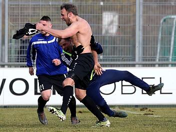 Weg das Trikot, raus mit der Freude: Thorsten Schlereth hat soeben in der Nachspielzeit den 2:1-Siegtreffer für den FC Sand beim Würzburger FV erzielt. Sein Teamkollege Bastian Wagner (M.) würde gerne mitfeiern, hat der Urgewalt des 36-Jährigen aber nichts entgegenzusetzen. HMB-Media