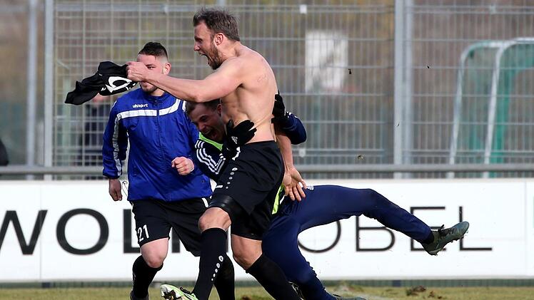 Weg das Trikot, raus mit der Freude: Thorsten Schlereth hat soeben in der Nachspielzeit den 2:1-Siegtreffer für den FC Sand beim Würzburger FV erzielt. Sein Teamkollege Bastian Wagner (M.) würde gerne mitfeiern, hat der Urgewalt des 36-Jährigen aber nichts entgegenzusetzen. HMB-Media