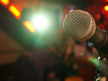 In Nürnberg gibt es zahlreiche Bühnen, die mit Kabarett- und Comedy-Veranstaltungen locken. Symbolfoto: Pierre Rosa / Pixabay