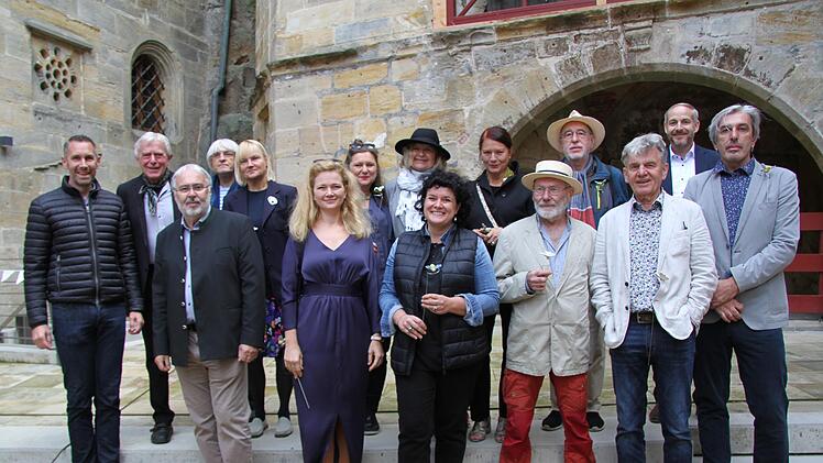 Die K&uuml;nstler haben sich von der herrlichen Atmosph&auml;re in Thurnau inspirieren lassen. B&uuml;rgermeister Martin Bernreuther (links) und der stellvertretende Landrat J&ouml;rg Kunstmann (Zweiter von rechts) freuten sich.