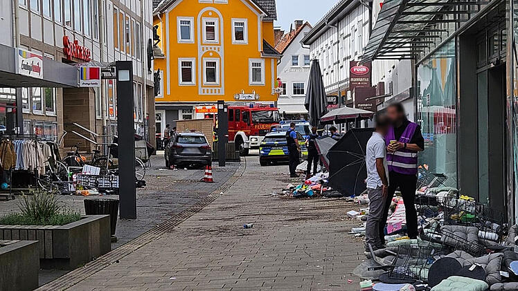 Auto rast durch Fu&szlig;g&auml;ngerzone in Hofgeismar