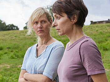 Aaron, der 12-j&auml;hrige Sohn von Sophie (Julia Koschitz, rechts) ist verschwunden. Mit ihren M&auml;nnern und drei Kindern leben sie und Inga (Anna Schudt) wie eine Familie auf einem Hof im Wendland. Der ZDF-Film "Das verschwundene Kind" entstand nach Motiven des Romans "Unter Wasser Nacht" von Kristina Hauff.