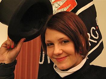 Arnika Büttner ist die einzige Frau unter den Kaminkehrergesellen. Aber sie fühlt sich wohl in der Männerriege und ist in ihrem Beruf, den sie bald im Raum Bamberg ausübt, gerne unter Leuten. Fotos: Gerd Schaar