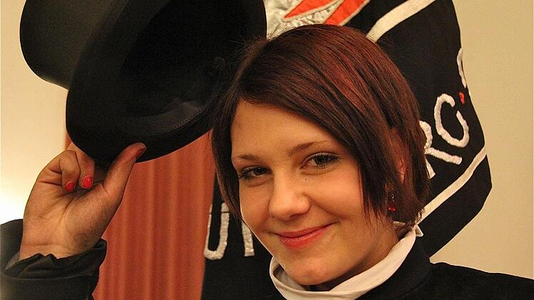 Arnika Büttner ist die einzige Frau unter den Kaminkehrergesellen. Aber sie fühlt sich wohl in der Männerriege und ist in ihrem Beruf, den sie bald im Raum Bamberg ausübt, gerne unter Leuten. Fotos: Gerd Schaar