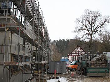 Der Neubau des Jugendhauses Weihermühle macht Fortschritte. Das alte Mühlengebäude (im Hintergrund) bleibt erhalten.  Fotos: Jürgen Gärtner