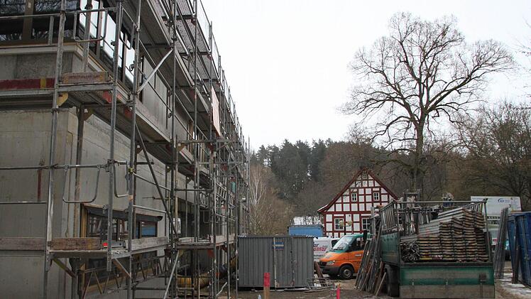 Der Neubau des Jugendhauses Weihermühle macht Fortschritte. Das alte Mühlengebäude (im Hintergrund) bleibt erhalten.  Fotos: Jürgen Gärtner