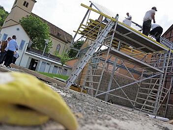 Arbeiter decken das Dach der Markthalle. Fotos: Arkadius Guzy