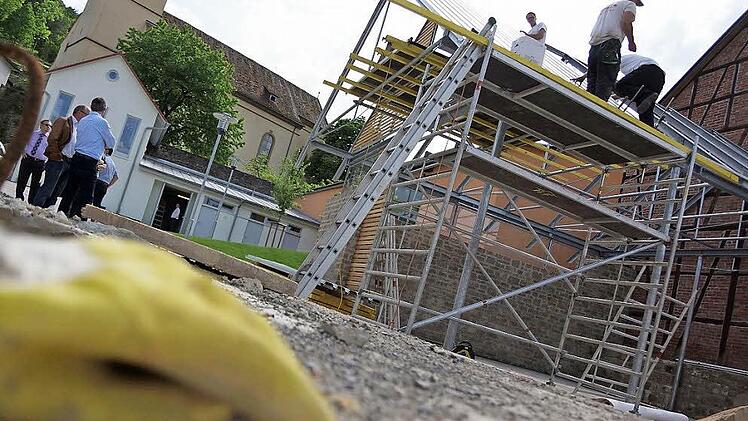 Arbeiter decken das Dach der Markthalle. Fotos: Arkadius Guzy