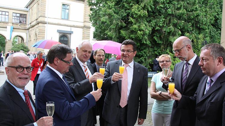 Die Ehrengäste stoßen mit Sekt oder O-Saft auf das Projekt an.