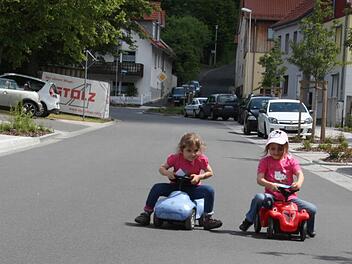 Ausnahmsweise freie Fahrt für kleine Bürger: Die Minis weihten die Ortsdurchfahrt Haard auf ihre Weise ein,  Foto: Edgar Bartl (Archiv)
