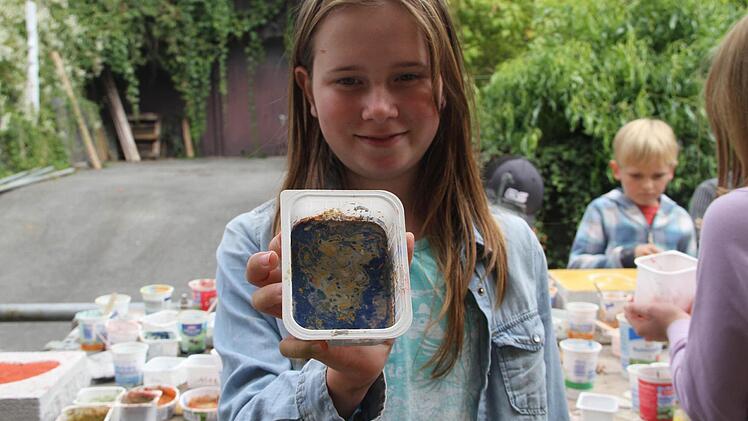 Lea zeigt ein Beispiel für Stuckmarmor, selbst angefertigt, versteht sich. Foto: Gerda Völk