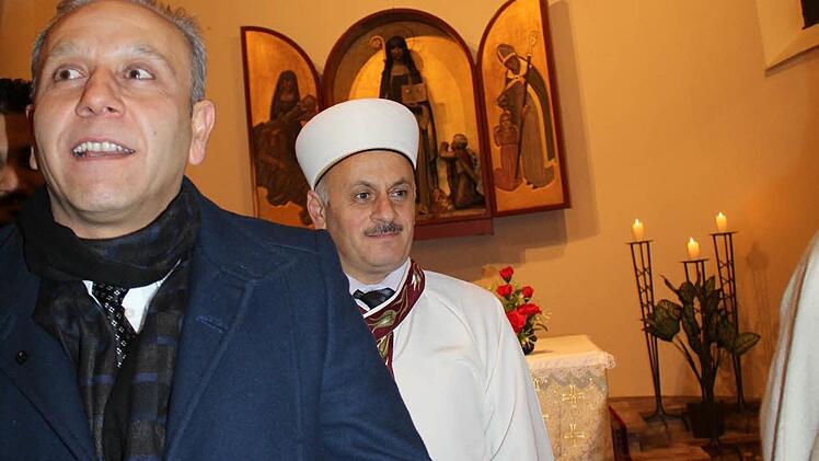 Vorsitzender Ramazan Kurt begleitet den neuen Imam Osman Harbi. Foto: Manja von Nida