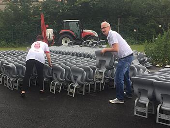 Mit vereinten Kr&auml;ften verladen die R&ouml;bersdorfer die bereits bereitgestellten St&uuml;hle in den Transporter. Foto: anpfiff.info