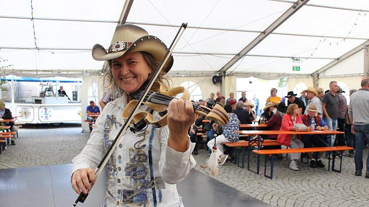 Fiddlerin Jutta von der Countryband Skyline RidersEvi Seeger