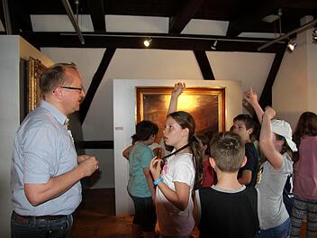 Christian Hoyer (l.) unternimmt gerne Museumsrallyes mit Schülern.    Foto: Richard Sänger (Archiv)