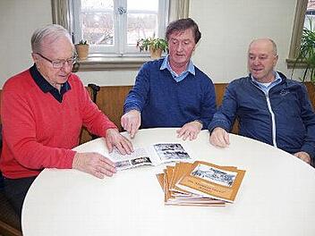 Altlandrat Heinz K&ouml;hler schm&ouml;kert mit B&uuml;rgermeister Hans-Peter Laschka sowie Friedrich B&uuml;rger in der neuen Schrift "Die Mimetzer Kerwa".  Foto: Heike Sch&uuml;lein