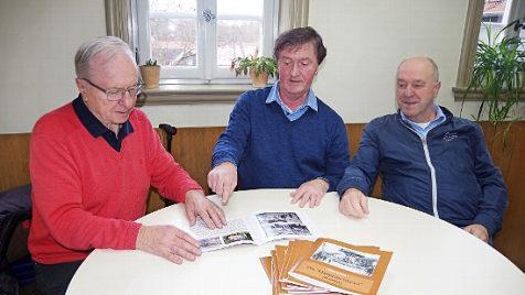 Altlandrat Heinz K&ouml;hler schm&ouml;kert mit B&uuml;rgermeister Hans-Peter Laschka sowie Friedrich B&uuml;rger in der neuen Schrift "Die Mimetzer Kerwa".  Foto: Heike Sch&uuml;lein