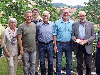 Die Jakobspilger Edgar Renk (Vierter von rechts) und Gerhard Beitzinger (Dritter von rechts) überreichten eine Spende von 750 Euro an den Hospizverein Kronach. Foto: Heike Schülein