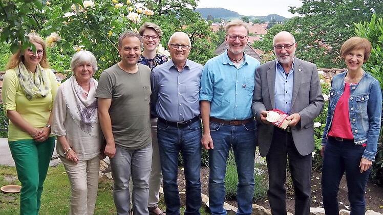 Die Jakobspilger Edgar Renk (Vierter von rechts) und Gerhard Beitzinger (Dritter von rechts) überreichten eine Spende von 750 Euro an den Hospizverein Kronach. Foto: Heike Schülein