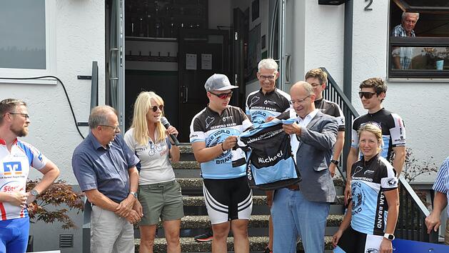 Bundestagsabgeordneter Michael Brand (CDU) tr&auml;gt k&uuml;nftig das Teamtrikot "Fahrrad Brand Euerdorf".   Im Rahmen der Abschlussveranstaltung  in Kothen erhielt Brand das Teamtrikot mit der R&uuml;ckenaufschrift "Michael" &uuml;berreicht. Foto: Petra Heurich