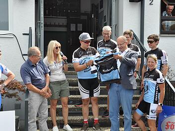 Bundestagsabgeordneter Michael Brand (CDU) trägt künftig das Teamtrikot "Fahrrad Brand Euerdorf".   Im Rahmen der Abschlussveranstaltung  in Kothen erhielt Brand das Teamtrikot mit der Rückenaufschrift "Michael" überreicht. Foto: Petra Heurich
