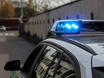 Verkehrsunfall auf A73 bei Nürnberg: Auto rast Böschung hinab und knallt gegen Baum