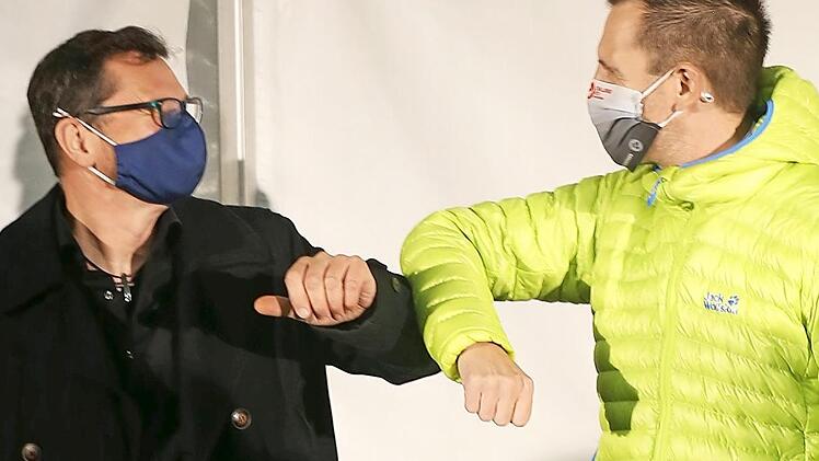 Gratulation in Zeiten von Coruna: Bürgermeister Hügerich (rechts) gratuliert dem neuen Ortssprecher Uwe Pliefke. Foto: Gerd Klemenz