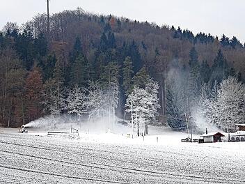 Mit Schneekanonen arbeitet der Ski- und Freizeitclub Coburg-Neukirchen an einem kleinen Traum von weißer Weihnacht und ein bisschen Wintersport über die Feiertage.