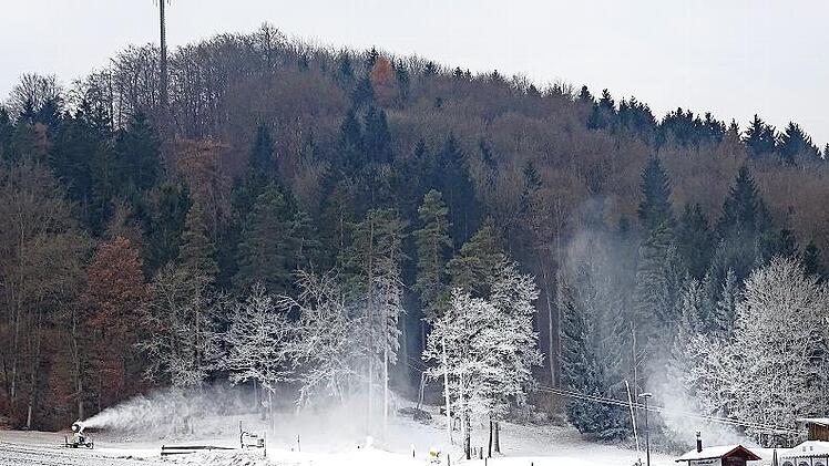 Mit Schneekanonen arbeitet der Ski- und Freizeitclub Coburg-Neukirchen an einem kleinen Traum von weißer Weihnacht und ein bisschen Wintersport über die Feiertage.