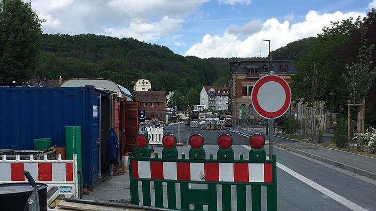 Die Hofer Straße ist nach wie vor gesperrt. An der Kreuzung beim Klinikum wird ein Kreisverkehr errichtet. Die Baustelle wird in diesem Jahr abgeschlossen.