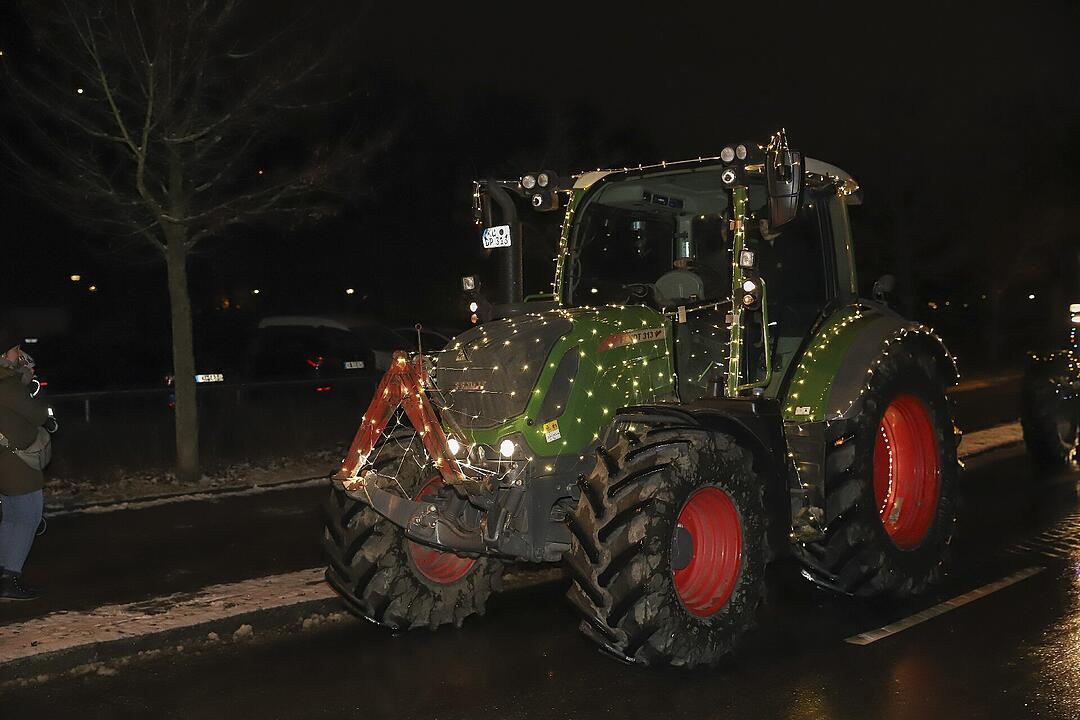In Kulmbach durfte die beliebte Lichterfahrt der Traktoren stattfinden.