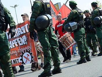 Im vergangenen Jahr marschierten Neonazis am 1. Mai in Hof. Dieses Jahr ist der Aufmarsch in Würzburg geplant, aber vbereits am Samstag planen Rechtsextremisten eine "Sternfahrt" durch Franken mit Stopp in Kitzingen. Foto: Tobias Köpplinger/Archiv