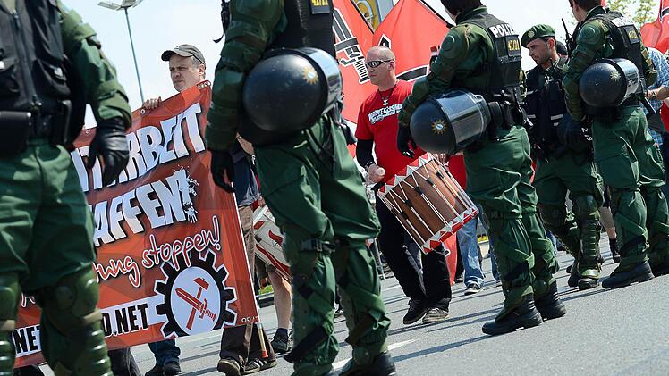 Im vergangenen Jahr marschierten Neonazis am 1. Mai in Hof. Dieses Jahr ist der Aufmarsch in Würzburg geplant, aber vbereits am Samstag planen Rechtsextremisten eine "Sternfahrt" durch Franken mit Stopp in Kitzingen. Foto: Tobias Köpplinger/Archiv