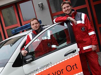 Sven Appold und Florian Scheuring mit dem "Helfer vor Ort"-Fahrzeug. 160 Einsätze ist es letztes Jahr gefahren.  Foto: Sabine Herteux