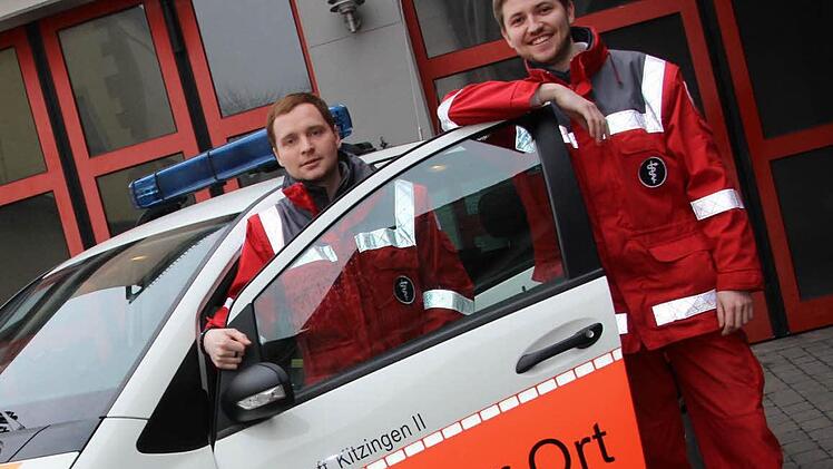 Sven Appold und Florian Scheuring mit dem "Helfer vor Ort"-Fahrzeug. 160 Einsätze ist es letztes Jahr gefahren.  Foto: Sabine Herteux