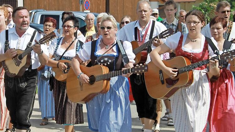 Die Klampfengruppe der Kultur- und Freizeitfreunde wird "franggn middich" musikalisch mitgestalten.