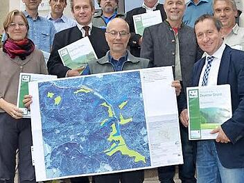 Forstoberrat Klaus Stangl (vorne Mitte) überreichte den Managementplan an Bürgermeister Norbert Gräbner (vorne rechts). Mit im Bild sind Hedwig Friedlein, Fritz Meier, Ludwig Dippold, Stefan Hanna-Bökkerink, Engelbert Singhartinger, Matthias Schrepfermann, Matthias Huttner, Michael Schneider und Gert Wich-Heiter. Foto: Hofmann