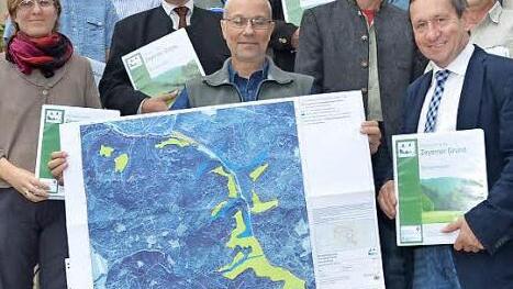 Forstoberrat Klaus Stangl (vorne Mitte) überreichte den Managementplan an Bürgermeister Norbert Gräbner (vorne rechts). Mit im Bild sind Hedwig Friedlein, Fritz Meier, Ludwig Dippold, Stefan Hanna-Bökkerink, Engelbert Singhartinger, Matthias Schrepfermann, Matthias Huttner, Michael Schneider und Gert Wich-Heiter. Foto: Hofmann