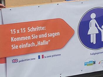 Hans Rohrmüller, Vorsitzender der Forums Bad Brückenau, präsentiert das neue Hinweisschild in der Sinnaustraße. Foto: Forum