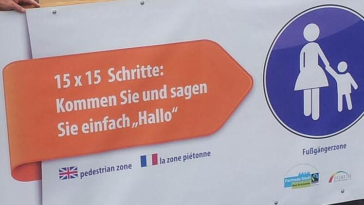 Hans Rohrmüller, Vorsitzender der Forums Bad Brückenau, präsentiert das neue Hinweisschild in der Sinnaustraße. Foto: Forum