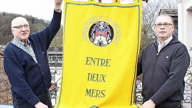 Georg Riedmann (links), Kurt-Heinz Bodin und ihre Sangesbrüder dürfen sich vielleicht bald über Wein aus Frankreich freuen.  Foto: Robert Huger