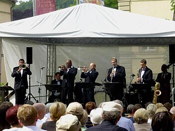 Joe Wulf & The Gentlemen of Swing erzählten im Hotelgarten mit Kompositionen von Louis Armstrong von der Leichtigkeit des Seins. Foto: Ahnert